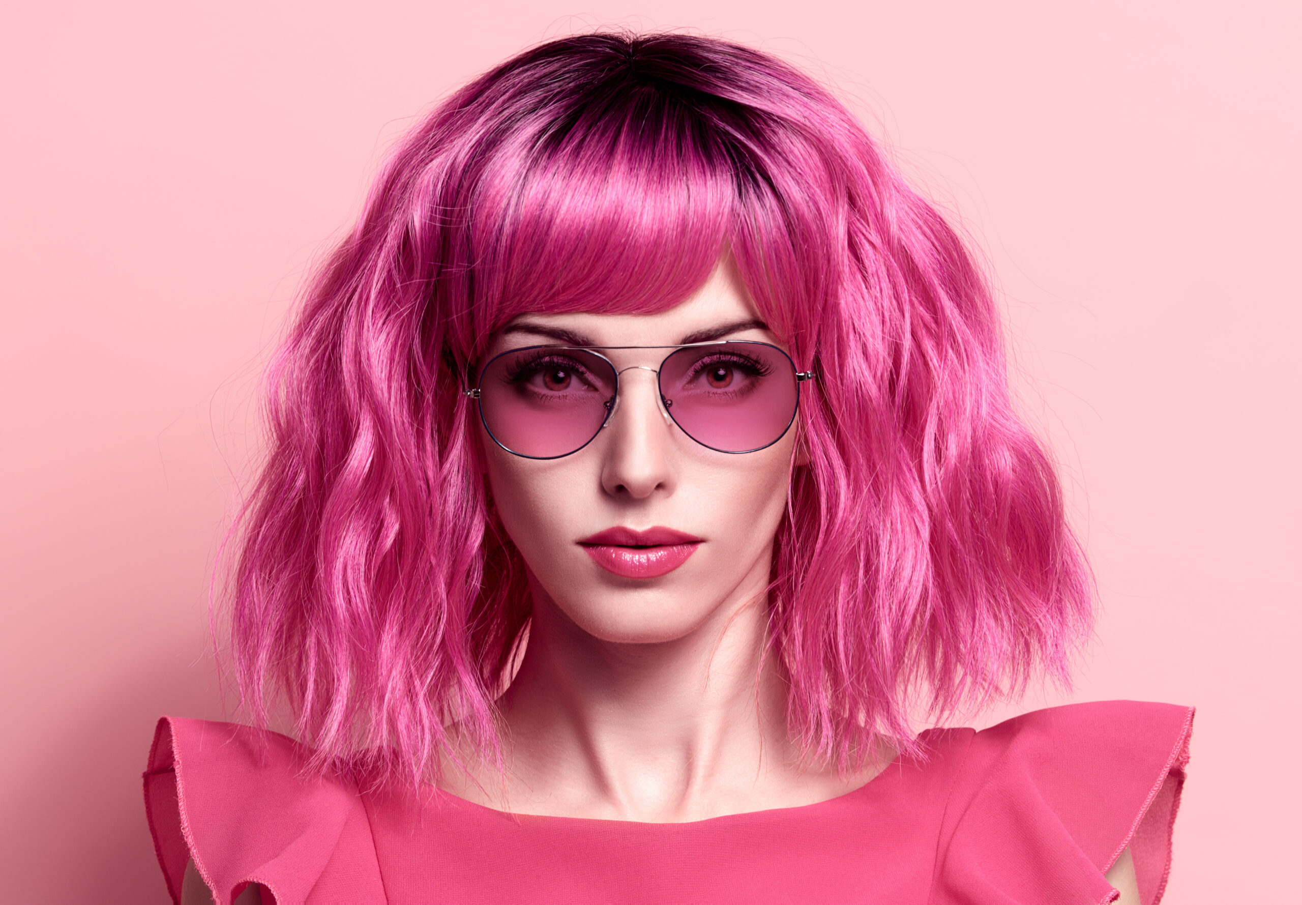 Розовые волосы в очках. Розовые волосы и кожа образ. Шокирующий розовый цвет. Розовый волосы Fashion блогер. Альтушка стиль розовые волосы.