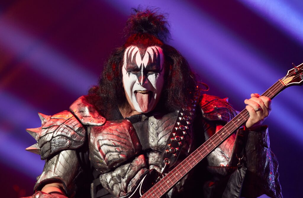 Matikář Brian May, angličtinář Sting a frontman Kiss na malém pódiu před tabulí: Hvězdy, které začínaly jako učitelé