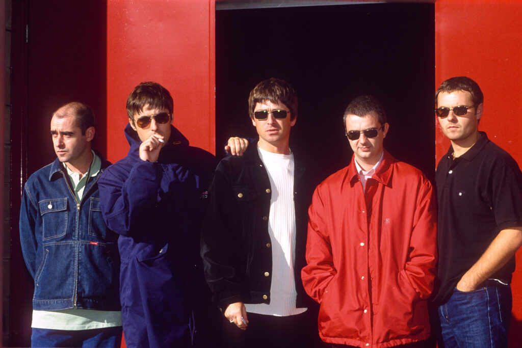 Den hudebních rekordů: Oasis zabodovali s třetí deskou, korejský boyband s videoklipem